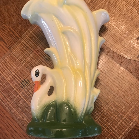 McCoy YELLOW AND GREEN SWAN VASE - Picture 5 of 12